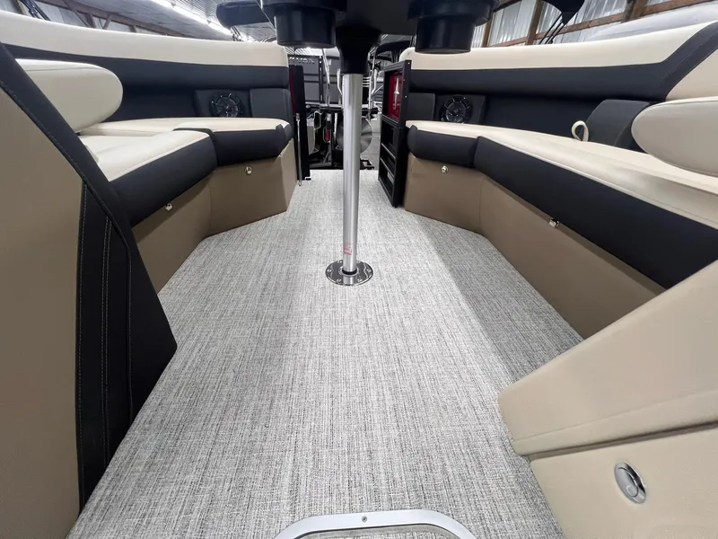 Slide: The Image of Berkshire 24E CTS 3.0 Tritoon 2026 - 28