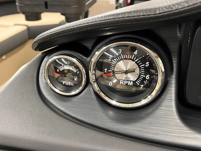 Slide: The Image of Berkshire 24E CTS 3.0 Tritoon 2026 - 33