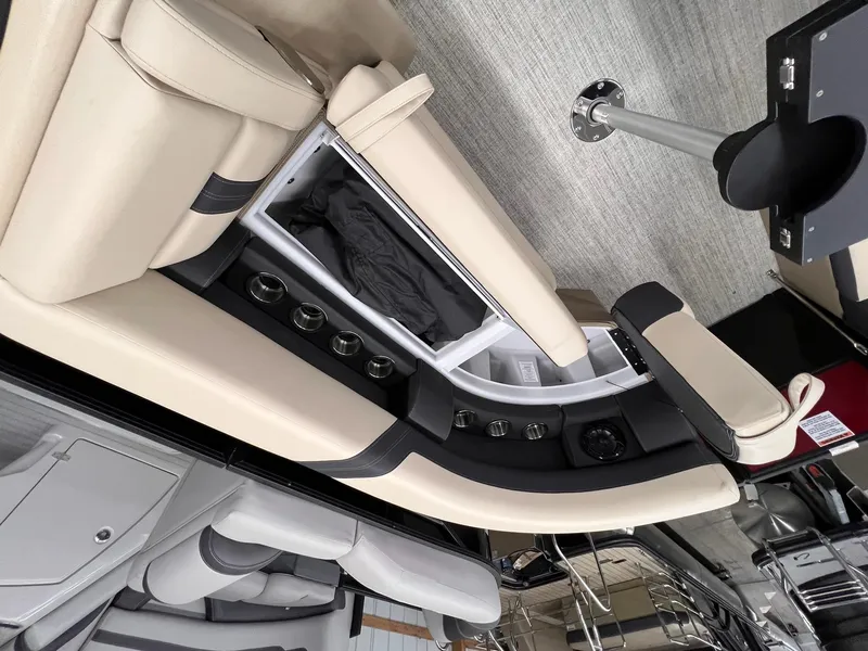 Slide: The Image of Berkshire 24E CTS 3.0 Tritoon 2026 - 34