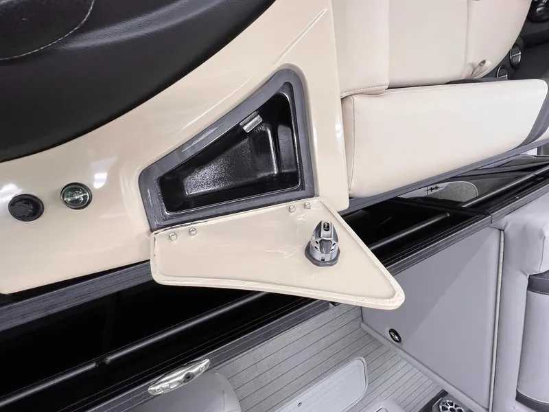 Slide: The Image of Berkshire 24E CTS 3.0 Tritoon 2026 - 35