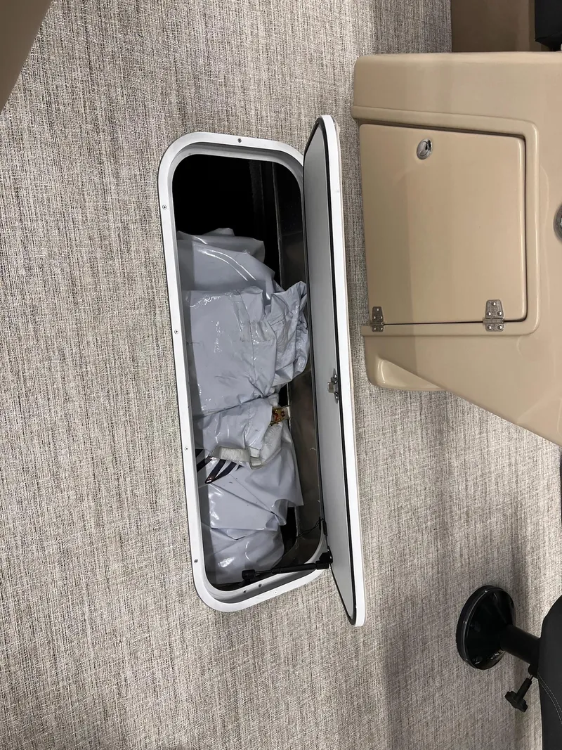 Slide: The Image of Berkshire 24E CTS 3.0 Tritoon 2026 - 37