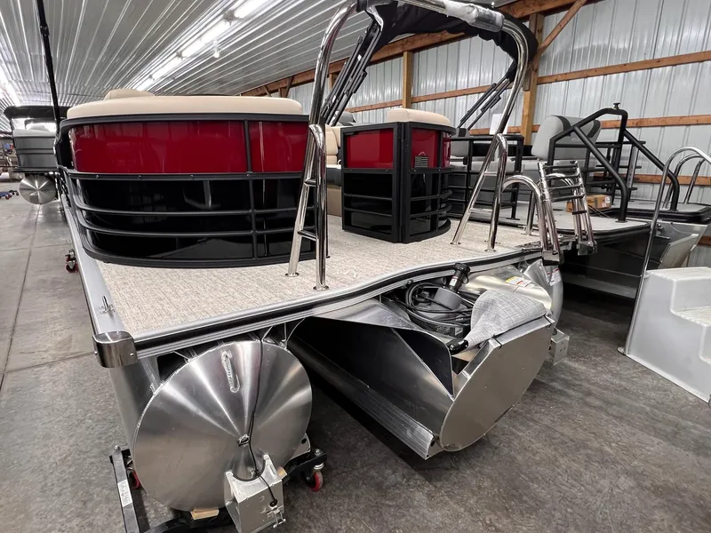 Slide: The Image of Berkshire 24E CTS 3.0 Tritoon 2026 - 40