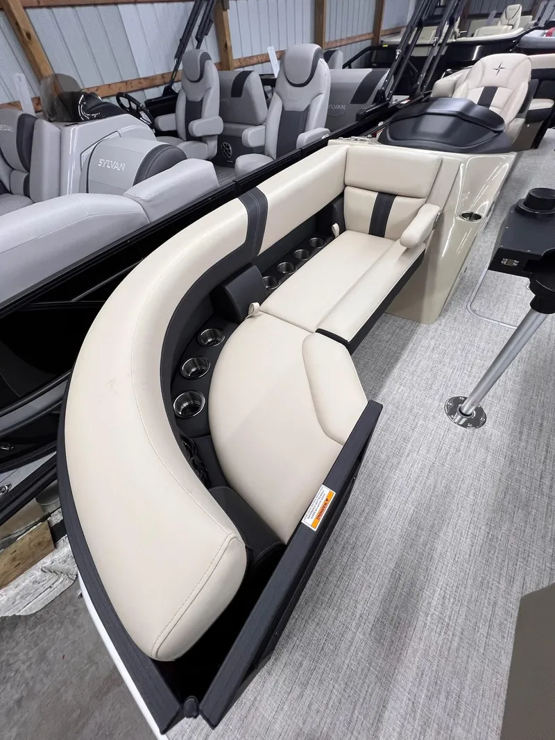 Slide: The Image of Berkshire 24E CTS 3.0 Tritoon 2026 - 6