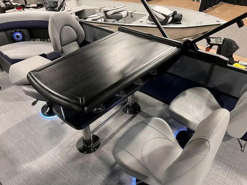 Slide: The Image of Berkshire 24E CTS 3.0 Tritoon 2026 - 18