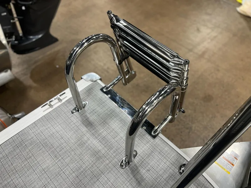 Slide: The Image of Berkshire 24E CTS 3.0 Tritoon 2026 - 23