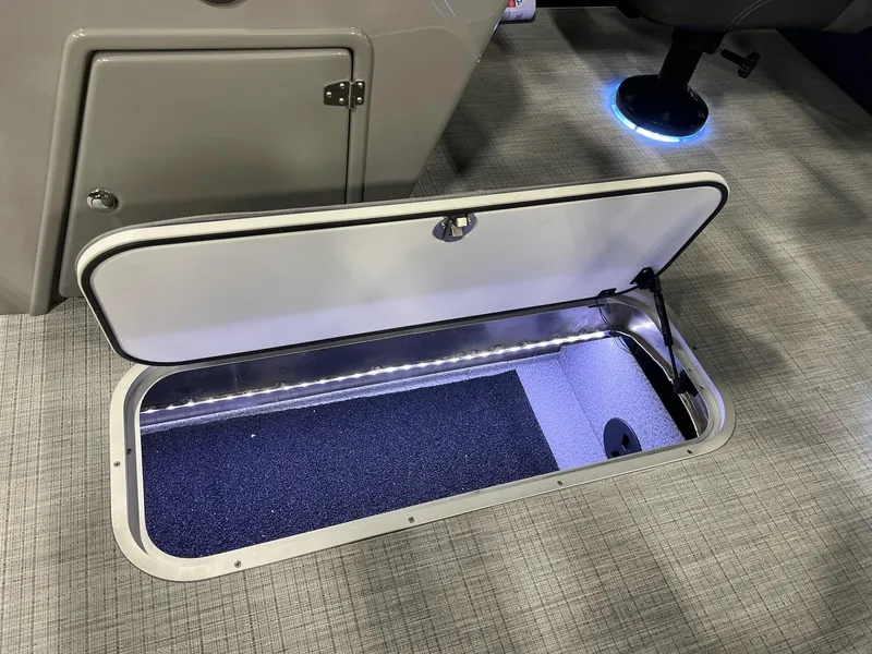 Slide: The Image of Berkshire 24E CTS 3.0 Tritoon 2026 - 3