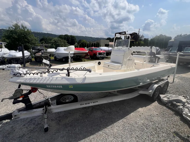 Slide: The Image of Skeeter SX210 2021 - 22