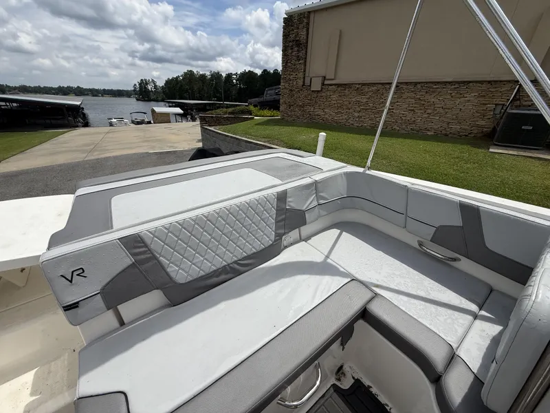 Slide: The Image of Bayliner VR5 Bowrider - Outboard 2022 - 10