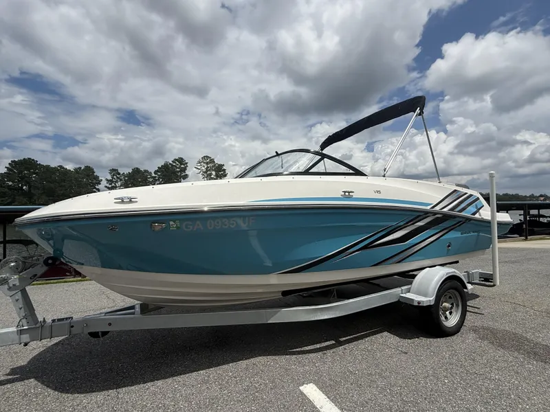 Slide: The Image of Bayliner VR5 Bowrider - Outboard 2022 - 3