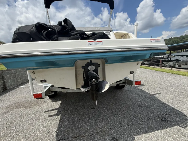 Slide: The Image of Bayliner VR5 Bowrider - Outboard 2022 - 4
