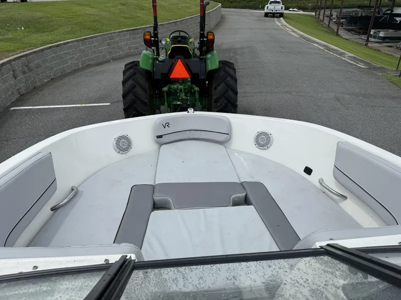 Slide: The Image of Bayliner VR5 Bowrider - Outboard 2022 - 5