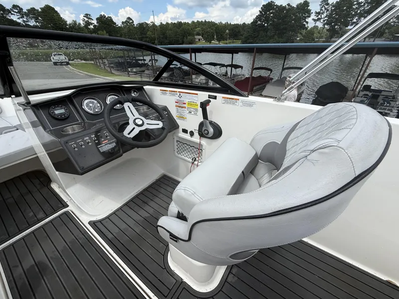 Slide: The Image of Bayliner VR5 Bowrider - Outboard 2022 - 6