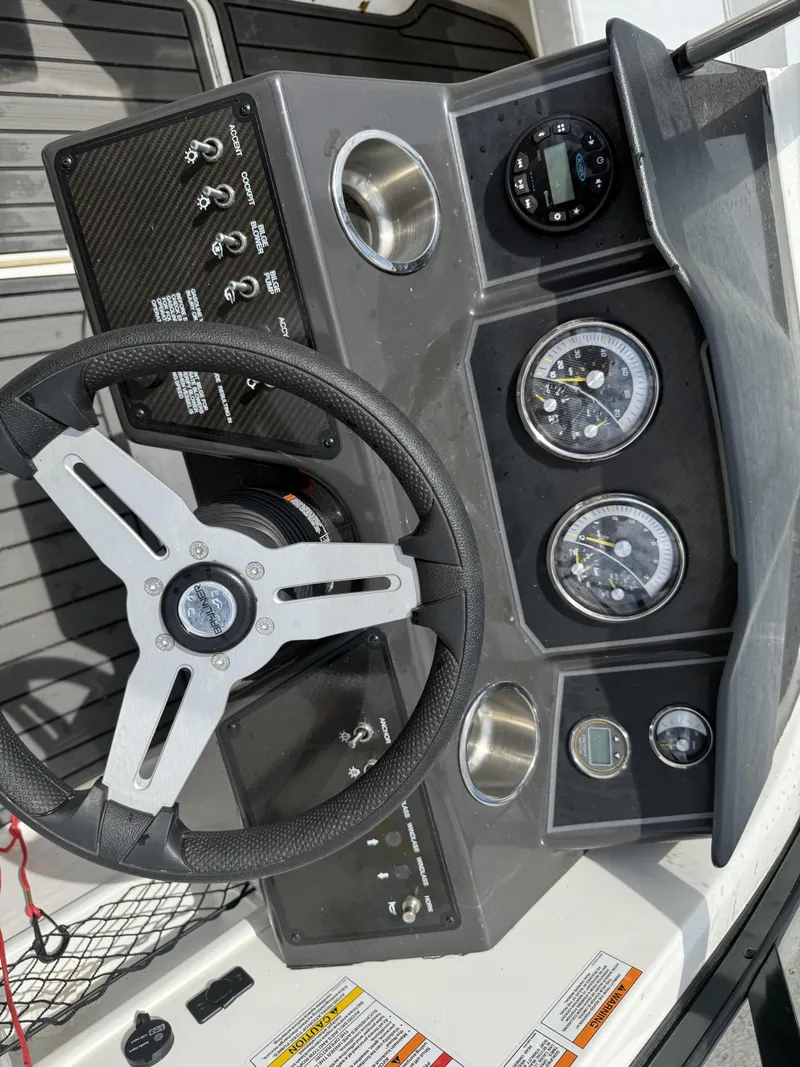 Slide: The Image of Bayliner VR5 Bowrider - Outboard 2022 - 7