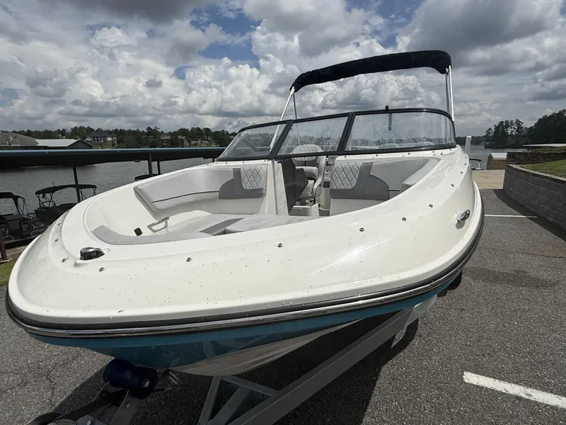 Slide: The Image of Bayliner VR5 Bowrider - Outboard 2022 - 8