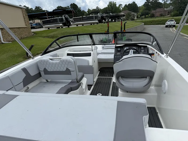 Slide: The Image of Bayliner VR5 Bowrider - Outboard 2022 - 9