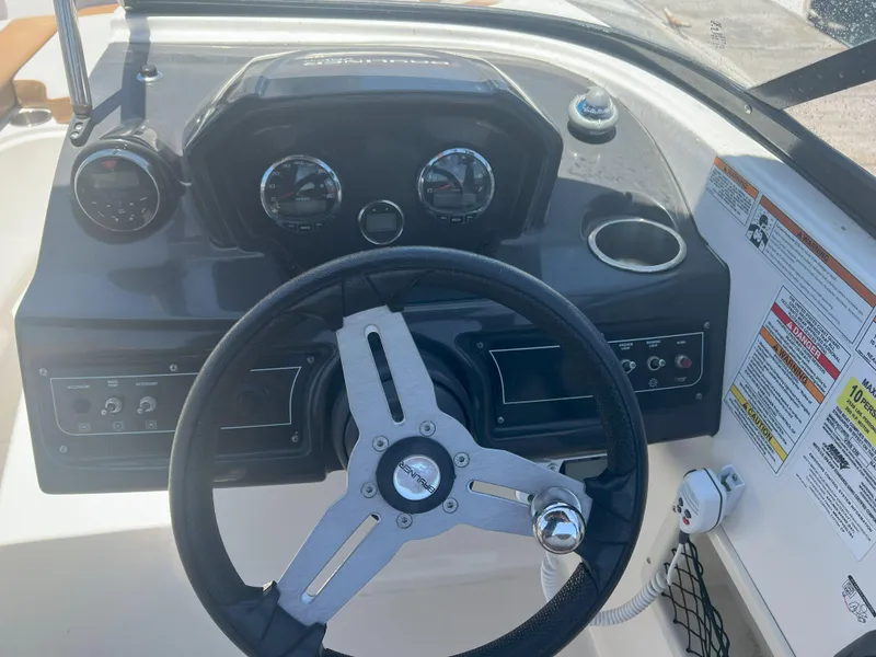 Slide: The Image of Bayliner VR6 Bowrider OB 2021 - 10