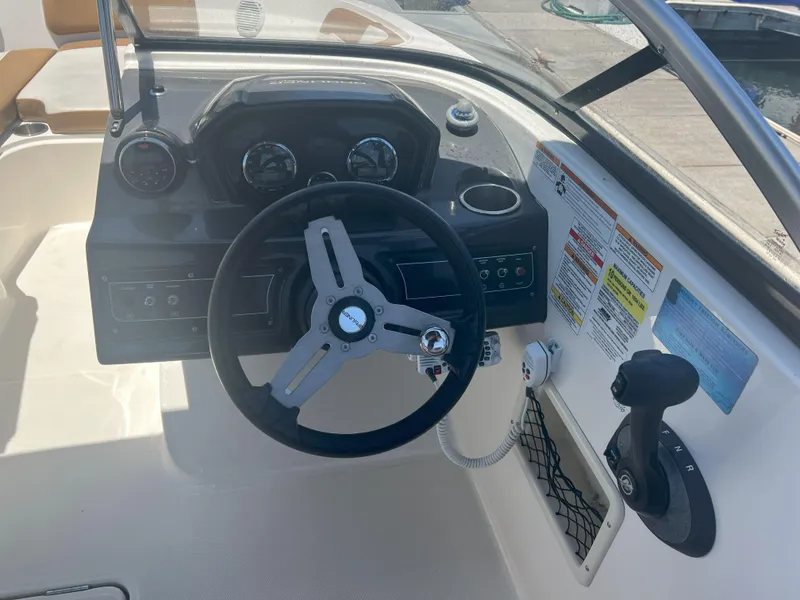 Slide: The Image of Bayliner VR6 Bowrider OB 2021 - 9