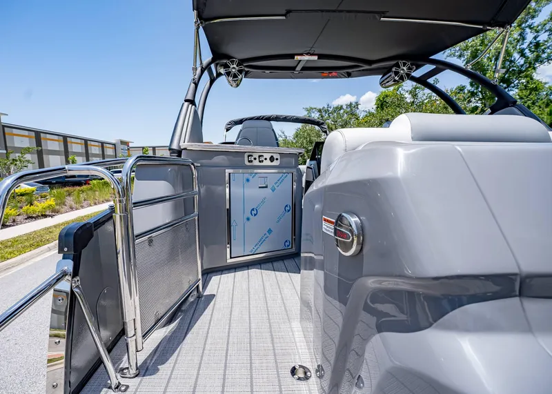 Slide: The Image of Tahoe Grand Tahoe LTD Elite Windshield 2025 - 12