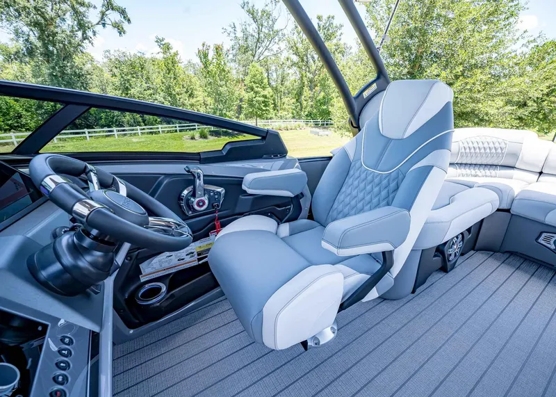 Slide: The Image of Tahoe Grand Tahoe LTD Elite Windshield 2025 - 21