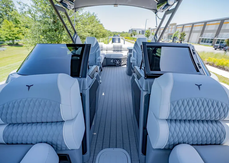 Slide: The Image of Tahoe Grand Tahoe LTD Elite Windshield 2025 - 32