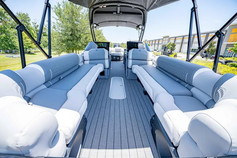 Slide: The Image of Tahoe Grand Tahoe LTD Elite Windshield 2025 - 39