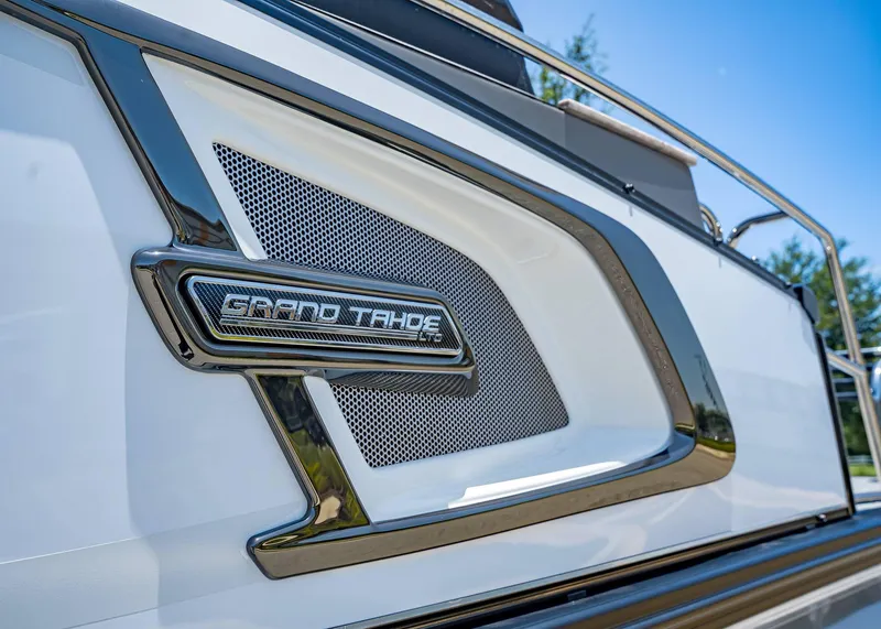 Slide: The Image of Tahoe Grand Tahoe LTD Elite Windshield 2025 - 4