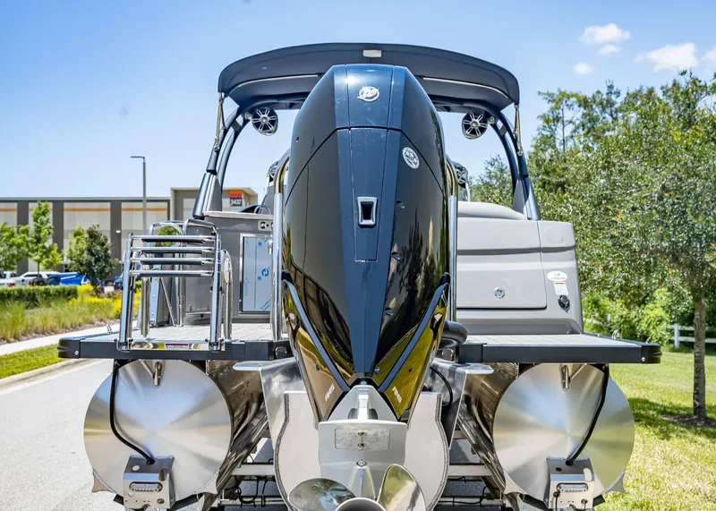 Slide: The Image of Tahoe Grand Tahoe LTD Elite Windshield 2025 - 7