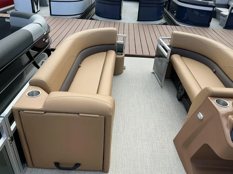Slide: The Image of Avalon VLS 23 QUAD LOUNGER 2025 - 5