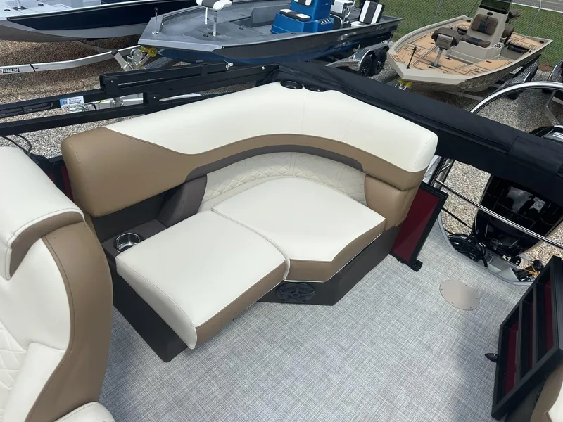 Slide: The Image of Lowe SS210 2025 - 9