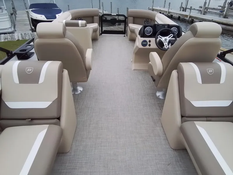 Slide: The Image of Premier 220 Sunscape RF 2025 - 16