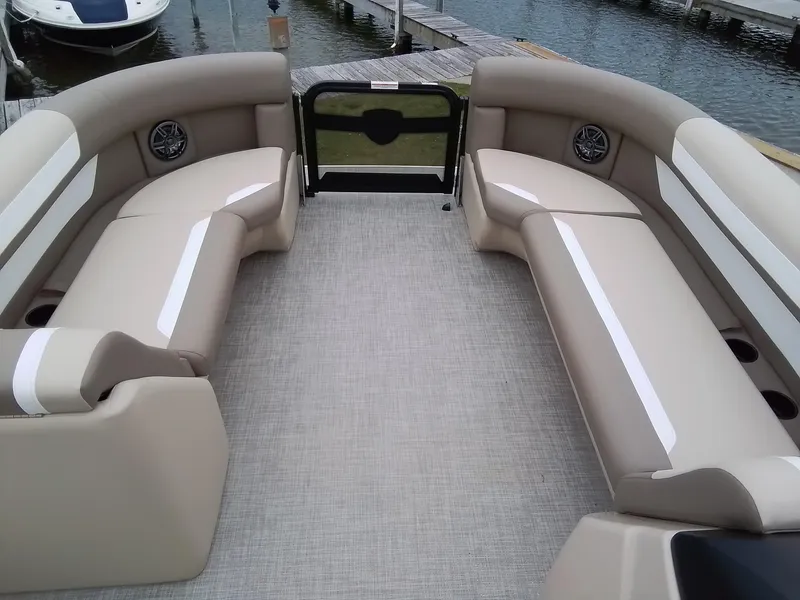 Slide: The Image of Premier 220 Sunscape RF 2025 - 17