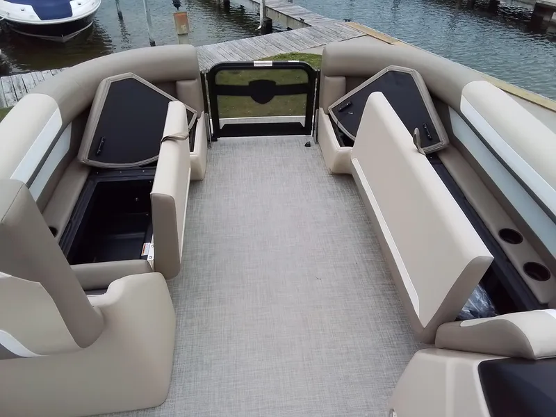 Slide: The Image of Premier 220 Sunscape RF 2025 - 18