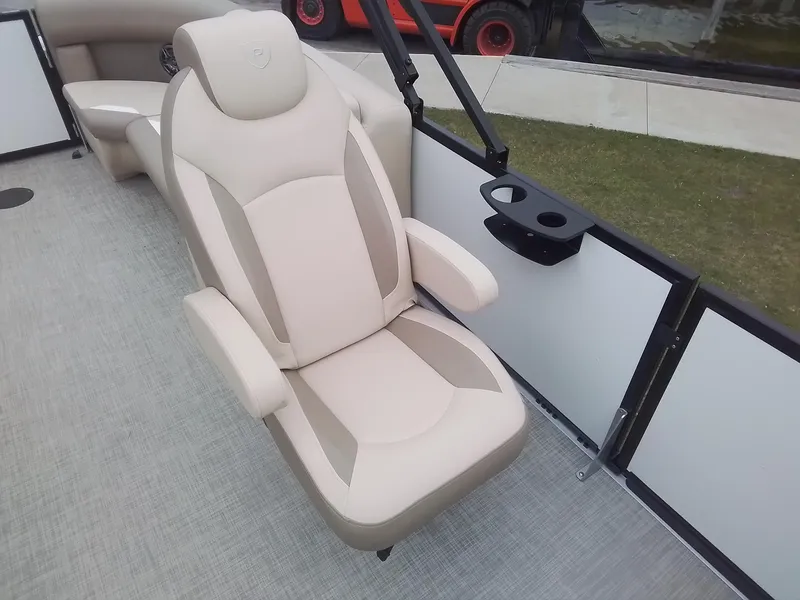 Slide: The Image of Premier 220 Sunscape RF 2025 - 19