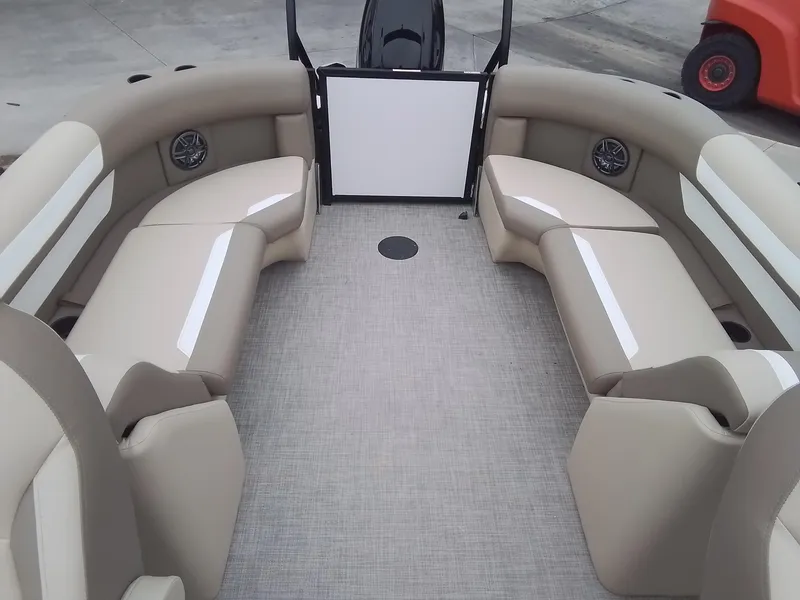 Slide: The Image of Premier 220 Sunscape RF 2025 - 20