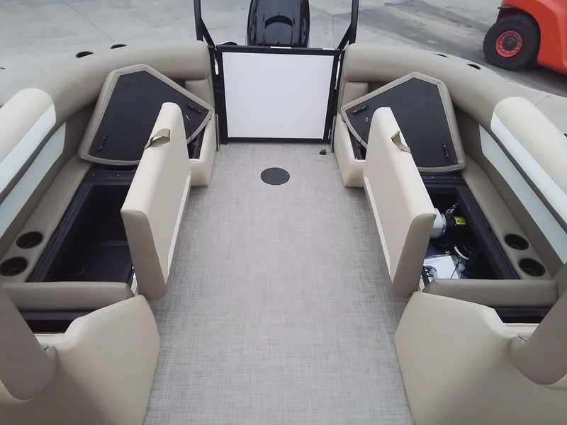 Slide: The Image of Premier 220 Sunscape RF 2025 - 21