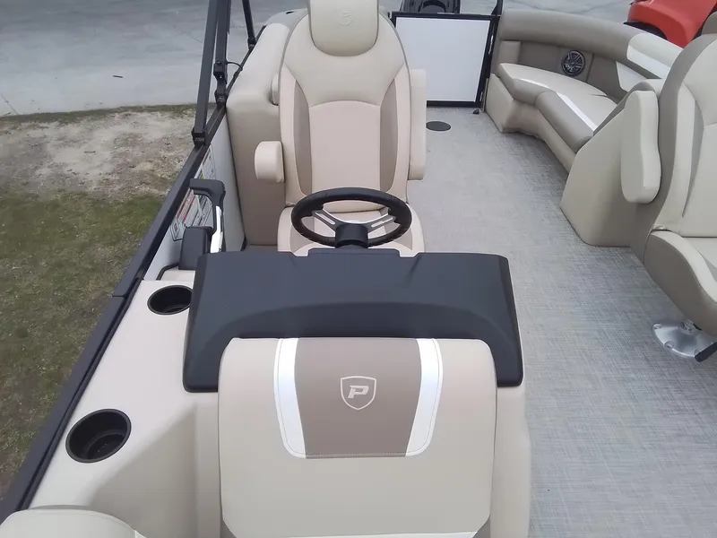 Slide: The Image of Premier 220 Sunscape RF 2025 - 23