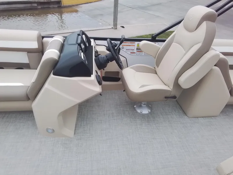 Slide: The Image of Premier 220 Sunscape RF 2025 - 24