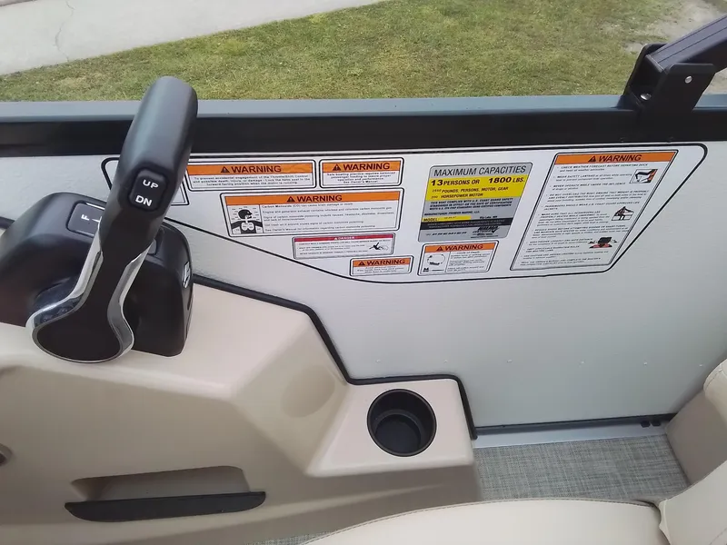 Slide: The Image of Premier 220 Sunscape RF 2025 - 29