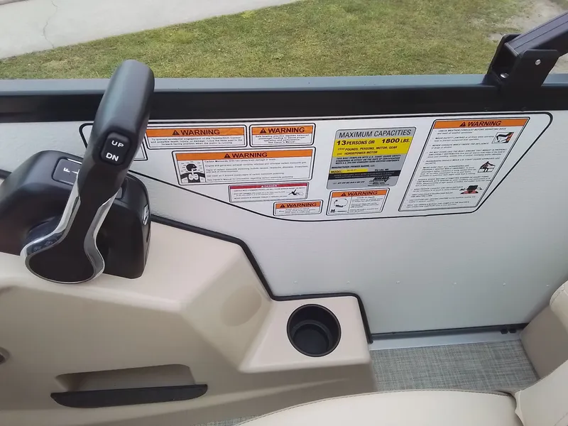 Slide: The Image of Premier 220 Sunscape RF 2025 - 30