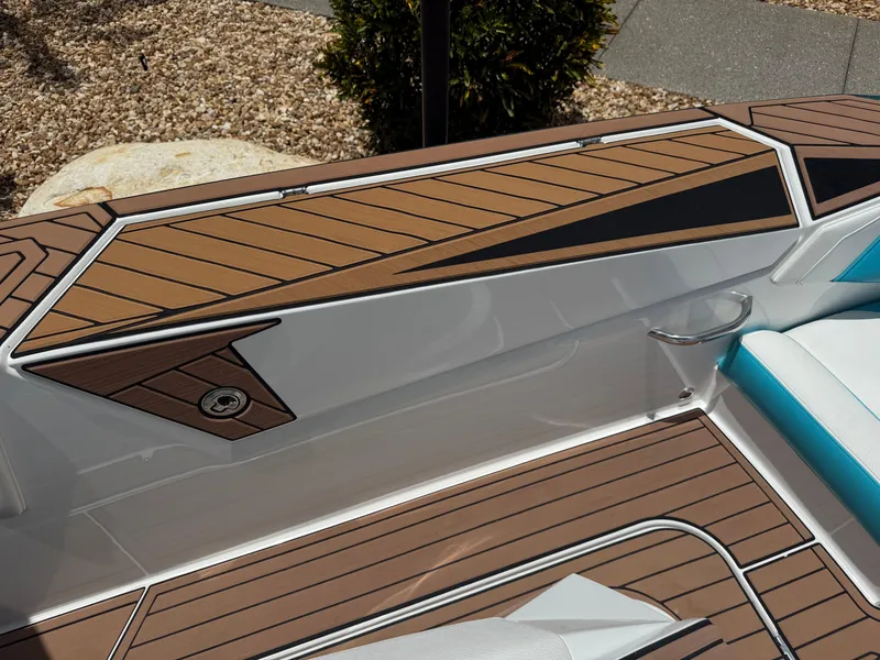 Slide: The Image of Nautique Ski Nautique 2019 - 13