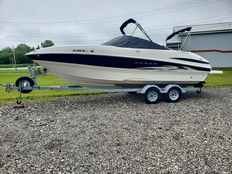 The Image of 2006 Maxum SC3 boat docked at lakeside. - 0