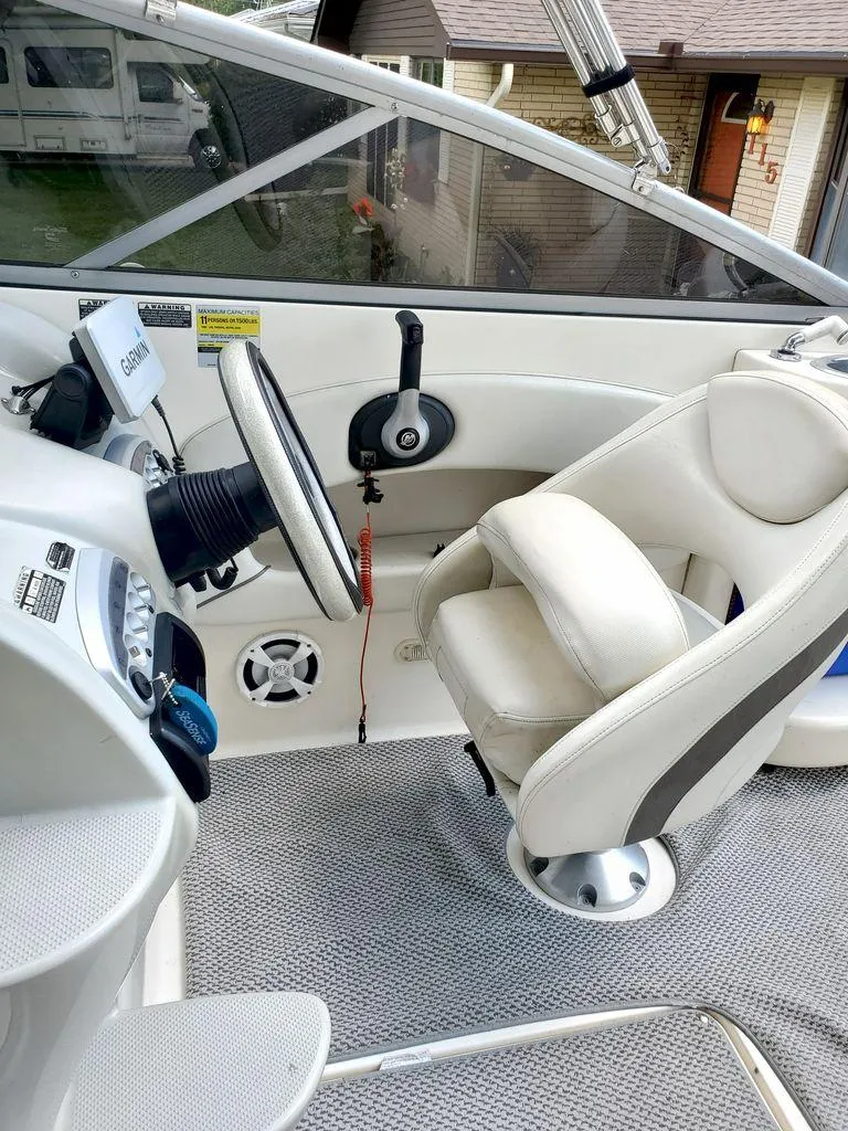 Slide: The Image of Maxum SC3 2006 portable toilet inside cabin. - 9