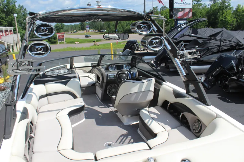 Slide: The Image of Malibu Wakesetter VLX 2011 - 7