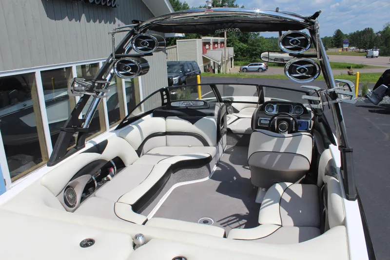 Slide: The Image of Malibu Wakesetter VLX 2011 - 8