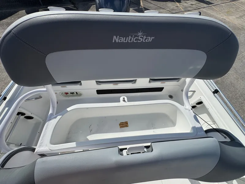 Slide: The Image of NauticStar 215XTS 2023 - 22
