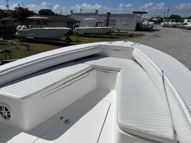 Slide: The Image of Regulator Marine 26 Forward Seating 2002 - 8