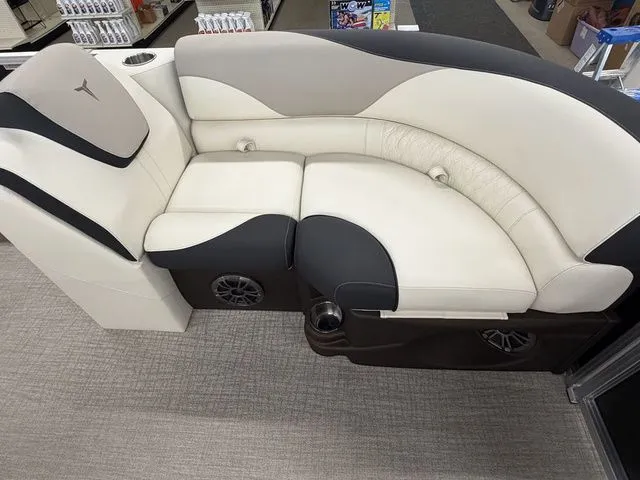 Slide: The Image of Tahoe LTZ 2185 QL 2025 - 3