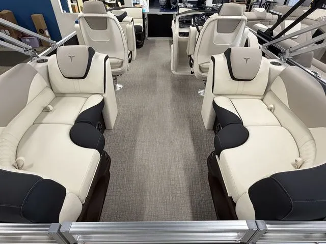 Slide: The Image of Tahoe LTZ 2185 QL 2025 - 5