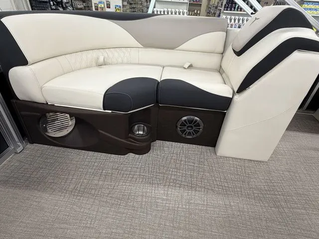 Slide: The Image of Tahoe LTZ 2185 QL 2025 - 6