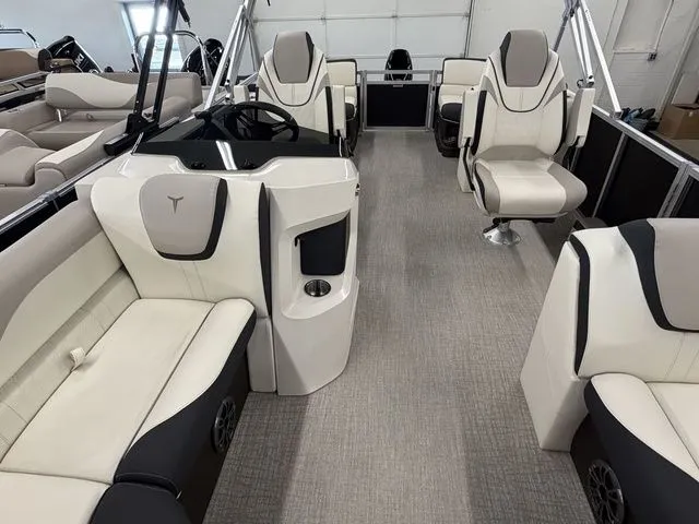 Slide: The Image of Tahoe LTZ 2185 QL 2025 - 7